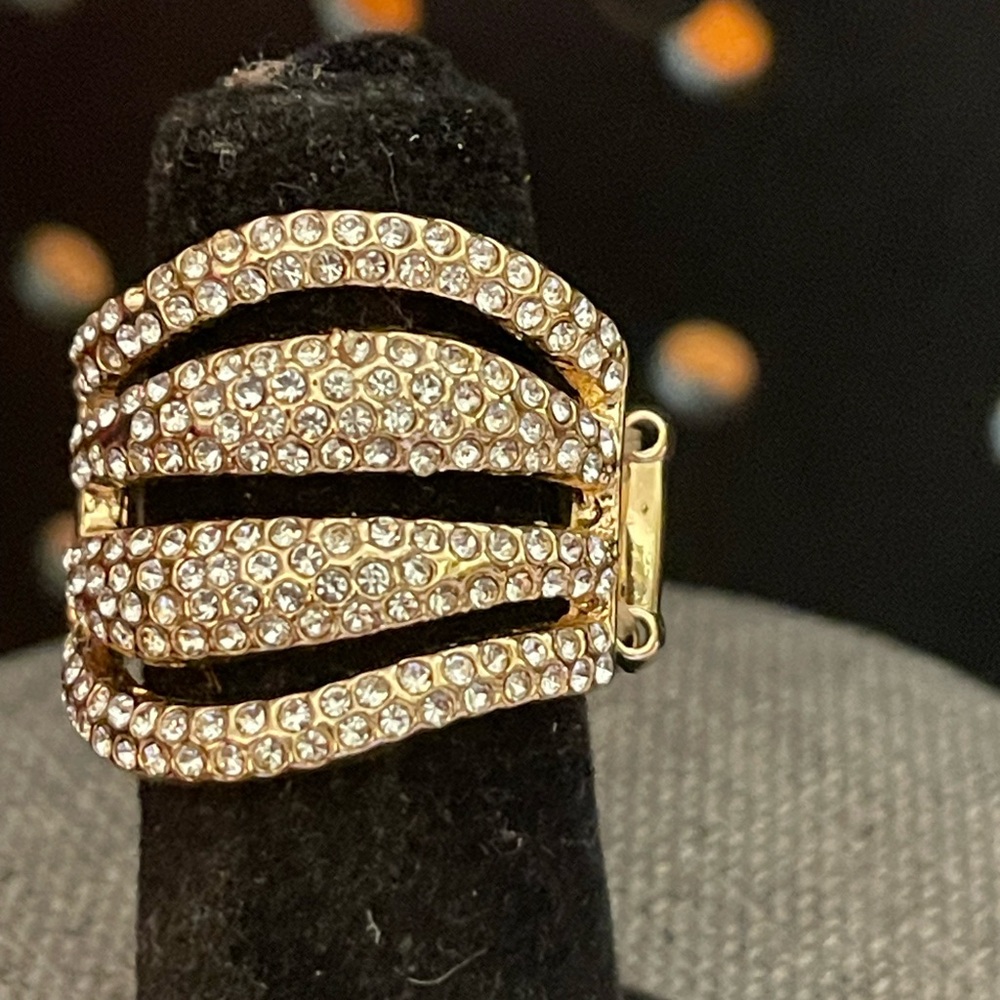Paparazzi gold tone rig with rhinestones